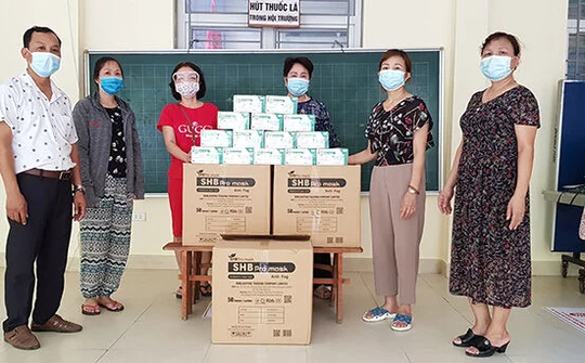 Công ty Sức khoẻ Cộng đồng tặng quà hỗ trợ phòng chống dịch trên địa bàn TP Hà Nội