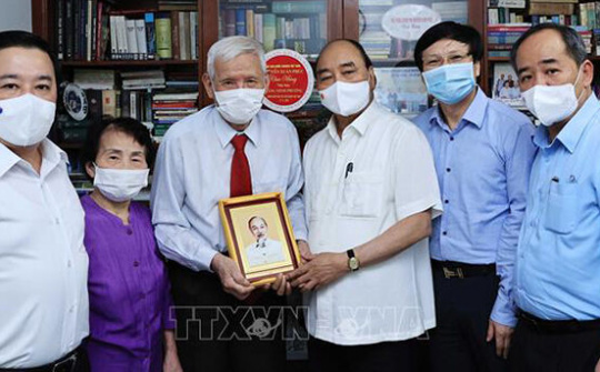 Chủ tịch nước thăm một số nhà báo, gia đình nhà báo lão thành nhân Ngày 21/6