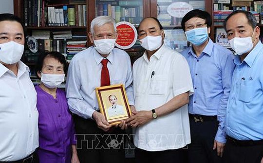 Chủ tịch nước thăm một số nhà báo, gia đình nhà báo lão thành nhân Ngày 21/6