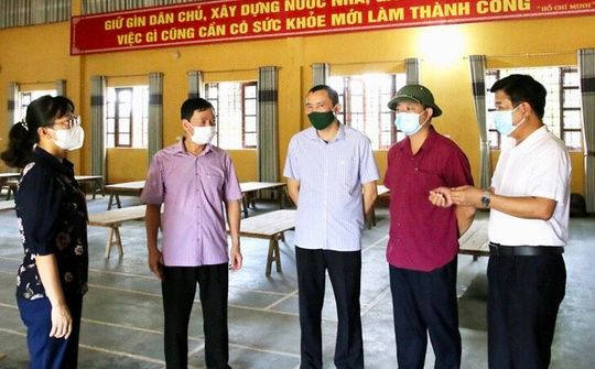 Lào Cai: Trung đoàn 254 bàn giao 66 công dân F1 về cách ly  tại Trường Dân tộc nội trú tỉnh