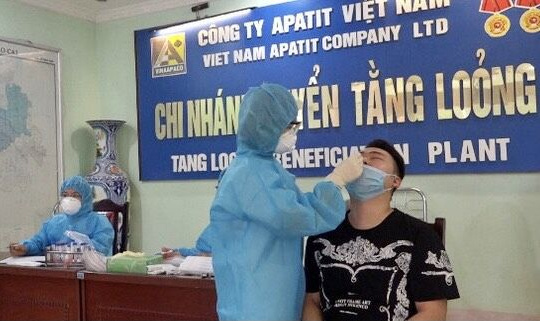 Lào Cai: Lấy mẫu xét nghiệm công nhân thuộc 18 đơn vị doanh nghiệp khu công nghiệp Tằng Loỏng, huyện Bảo Thắng