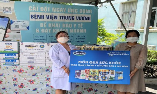 Vinamilk gửi tặng sữa và nhiều phần quà yêu thương đến với các “chiến binh nhí” tại Bệnh viện Trưng Vương