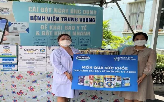 Vinamilk gửi tặng sữa và nhiều phần quà yêu thương đến với các “chiến binh nhí” tại Bệnh viện Trưng Vương