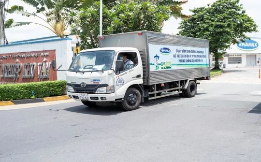 Vinamilk tiếp sức lực lượng tuyến đầu đang ngày đêm  xét nghiệm sàng lọc cho người dân Tp.HCM