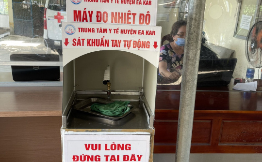 Eakar (Đắk Lắk): Chế tạo thành công máy đo thân nhiệt và sát khuẩn tự động