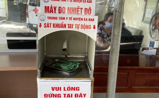 Eakar (Đắk Lắk): Chế tạo thành công máy đo thân nhiệt và sát khuẩn tự động
