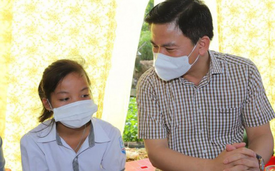 Bí thư tỉnh uỷ Thanh Hoá trực tiếp thăm, động viên nữ sinh lớp 6 mồ côi