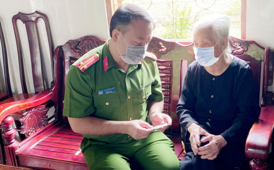 Lãnh đạo Công an tỉnh Đắk Nông trao tận tay thẻ CCCD cho Mẹ Việt Nam Anh hùng