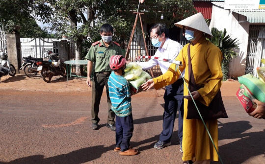 Chư Sê (Gia Lai): Tặng quà cho người nghèo tại khu cách ly 