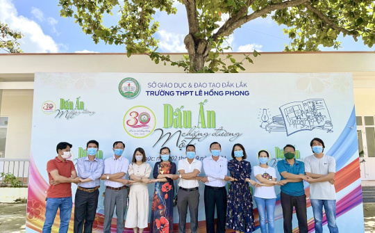 Món quà đặc biệt của cựu học sinh Trường THPT Lê Hồng Phong (Đắk Lắk)