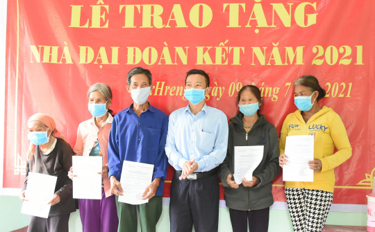 Thành phố Kon Tum: Trao 5 căn nhà Đại đoàn kết