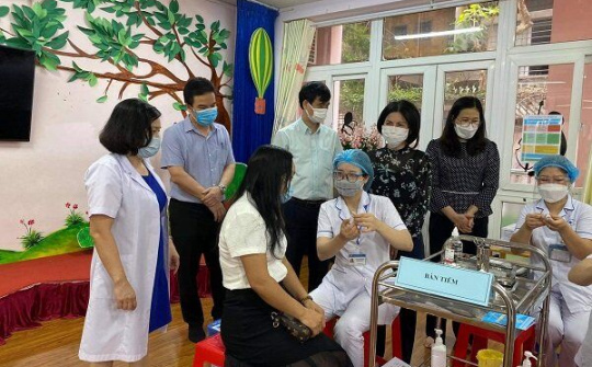 Người dân Thủ đô chủ động đăng ký tiêm vắc xin COVID-19