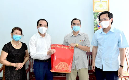 Tuyên Quang: Bí thư Tỉnh ủy Chẩu Văn Lâm thăm, tặng quà gia đình chính sách