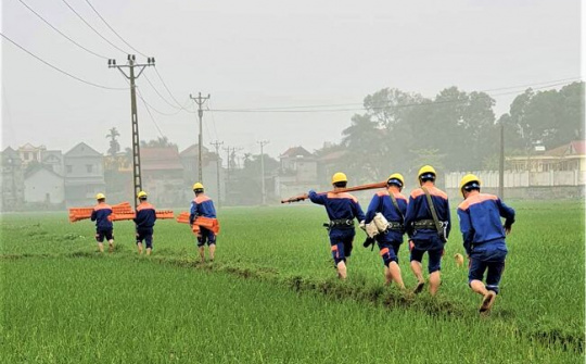 Những sứ giả ngành điện với công việc thầm lặng vì ánh sáng cộng đồng