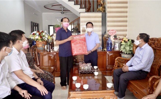 Lào Cai: Phó Bí thư Tỉnh ủy thăm và tặng quà thương binh, gia đình liệt sĩ tại thành phố Lào Cai