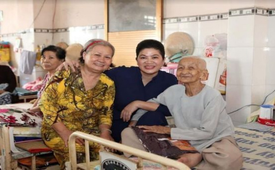 Doanh nhân Đỗ Thị Kim Liên thực hiện chương trình "Gói tình Shark Liên - gửi nghĩa Sài Gòn'