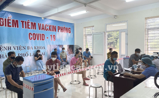 Lào Cai triển khai tiêm vaccine Vero Cell do Trung Quốc hỗ trợ