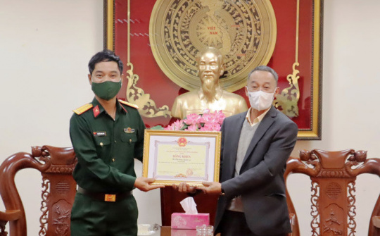 Chủ tịch UBND tỉnh Lâm Đồng trao Bằng khen cho Bộ Chỉ huy Quân sự tỉnh