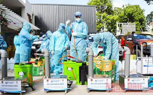 “Hãy ngồi yên để thành phố Hồ Chí Minh mau khỏe”