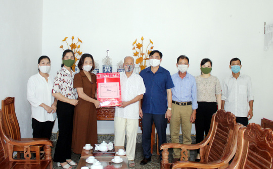 Thái Nguyên: Thăm và tặng quà người có công xã Cổ Lũng, xã Phấn Mễ
