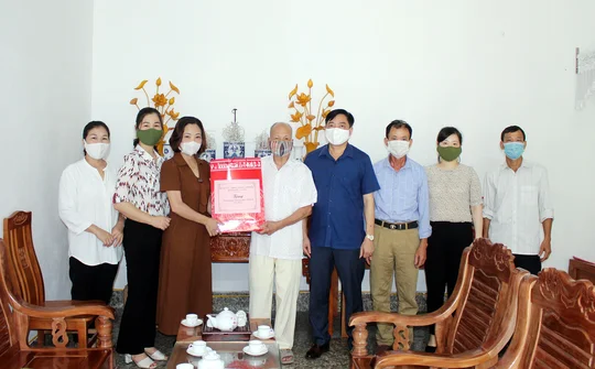 Thái Nguyên: Thăm và tặng quà người có công xã Cổ Lũng, xã Phấn Mễ