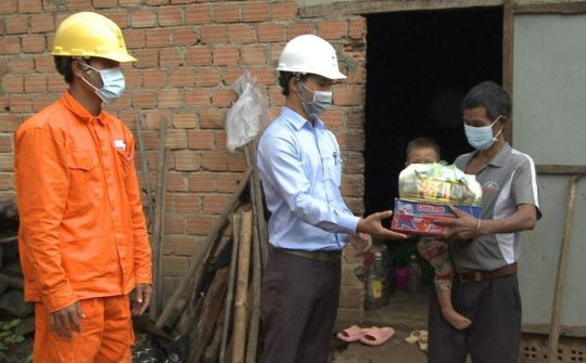 Kon Tum: Ngành Điện lực thăm, tặng quà các gia đình chính sách nhân ngày thương binh liệt sĩ 27/7