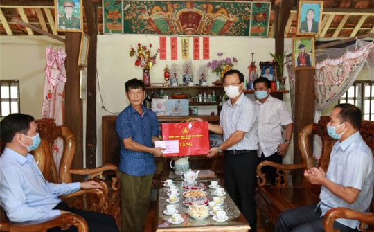 Lào Cai: Phó Chủ tịch UBND tỉnh thăm và tặng quà các gia đình chính sách, người có công với cách mạng tại huyện Bảo Yên