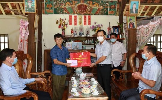 Lào Cai: Phó Chủ tịch UBND tỉnh thăm và tặng quà các gia đình chính sách, người có công với cách mạng tại huyện Bảo Yên