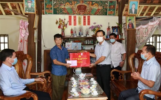 Lào Cai: Phó Chủ tịch UBND tỉnh thăm và tặng quà các gia đình chính sách, người có công với cách mạng tại huyện Bảo Yên