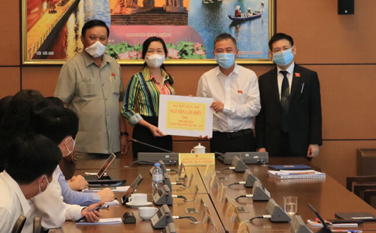 Bình Định: ĐBQH Nguyễn Lân Hiếu tặng 2.000 bộ kit test nhanh Covid-19