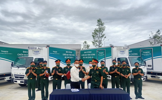 Quân khu 4 tiếp nhận 08 xe ô tô vận chuyển vắc xin Covid - 19