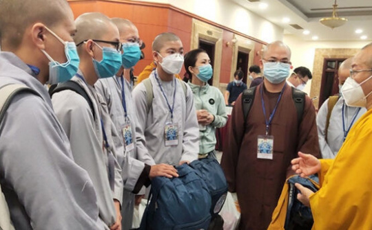 Cởi áo tu hành, khoác áo blue xông pha lên tuyến đầu chống dịch