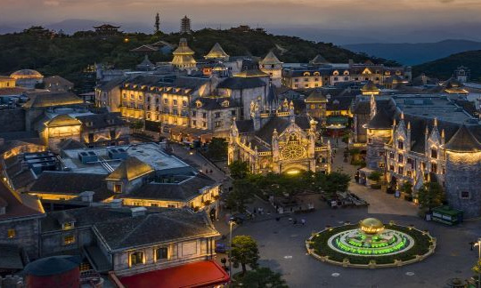 Bí mật sau những bức tượng tiền tỷ ở Bà Nà