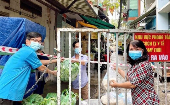 Trung tâm CTXH Thanh thiếu niên Việt Nam tặng hơn 100 tấn nhu yếu phẩm và thiết bị y tế hỗ trợ chống dịch