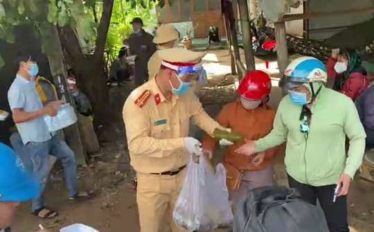 Gia Lai: Lực lượng Cảnh sát giao thông hỗ trợ cơm trưa, xăng xe cho công dân về quê tránh dịch