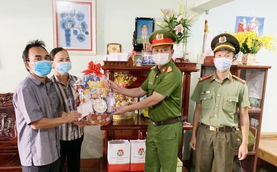 Công an Đắk Nông thăm, tặng quà cho Mẹ VNAH, thương binh, thân nhân liệt sĩ CAND