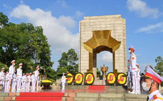 Lãnh đạo Đảng, Nhà nước đặt vòng hoa, tưởng niệm các Anh hùng liệt sỹ