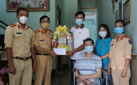 CSGT Công an Đắk Nông thăm, tặng quà cho thân nhân liệt sĩ, thương binh, người có công với cách mạng 