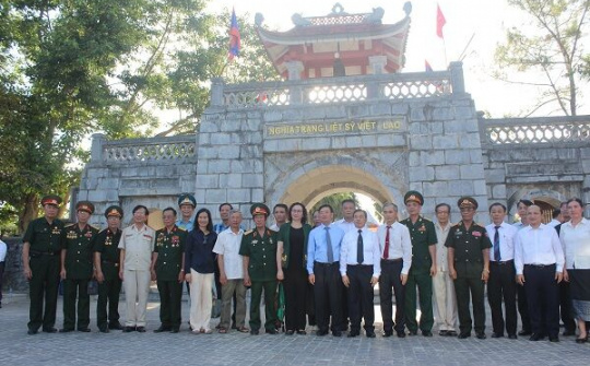 Nhân dân tri ân, dâng hương AHLS tại nghĩa trang liệt sĩ quốc tế Việt - Lào