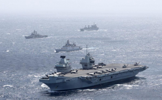 Nhóm tàu sân bay Anh HMS Queen Elizabeth đi vào Biển Đông