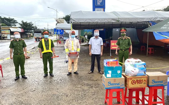 Phòng Cảnh sát Thi hành án hình sự và Hỗ trợ tư pháp Công an tỉnh Đắk Nông chung tay phòng, chống dịch bệnh Covid-19