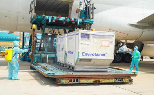 Thêm 659.900 liều vaccine COVID-19 về Việt Nam