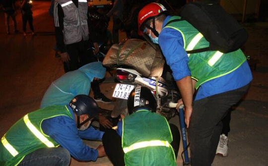 Ấm lòng người dân trên hành trình về quê tránh dịch Covid-19