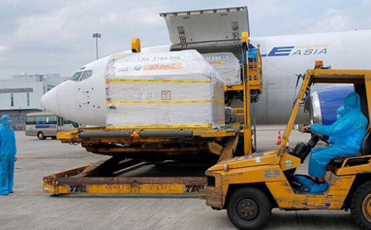 Hơn 97.000 liều vaccine COVID-19 đầu tiên của Pfizer đã về Việt Nam