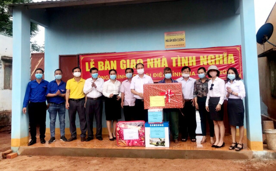Bưu điện Gia Lai bàn giao nhà “Mái ấm biên cương”