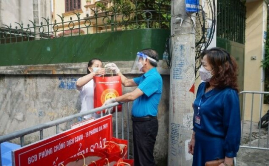 “Xe buýt siêu thị 0 đồng” tiếp tục mang những món quà của Công đoàn Thủ đô đến với đoàn viên, người lao động