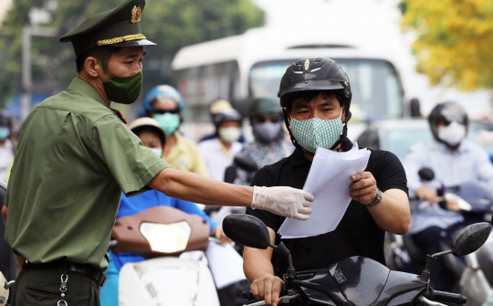 Hà Nội bỏ quy định người đi đường phải mang theo lịch làm việc, lịch trực
