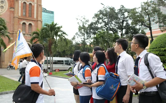 Khẩn trương để hướng dẫn viên du lịch sớm nhận được hỗ trợ