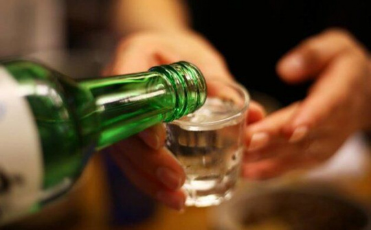 Vì sao bia rượu không nên xuất hiện trong bữa cơm gia đình?