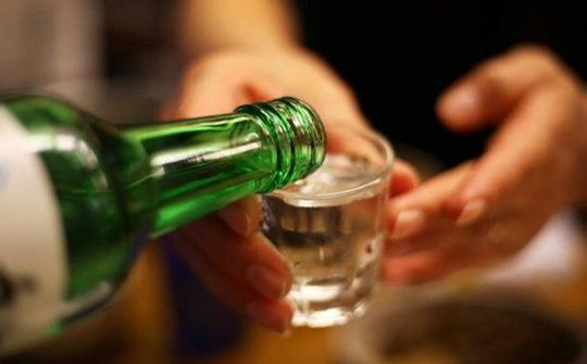 Vì sao bia rượu không nên xuất hiện trong bữa cơm gia đình?